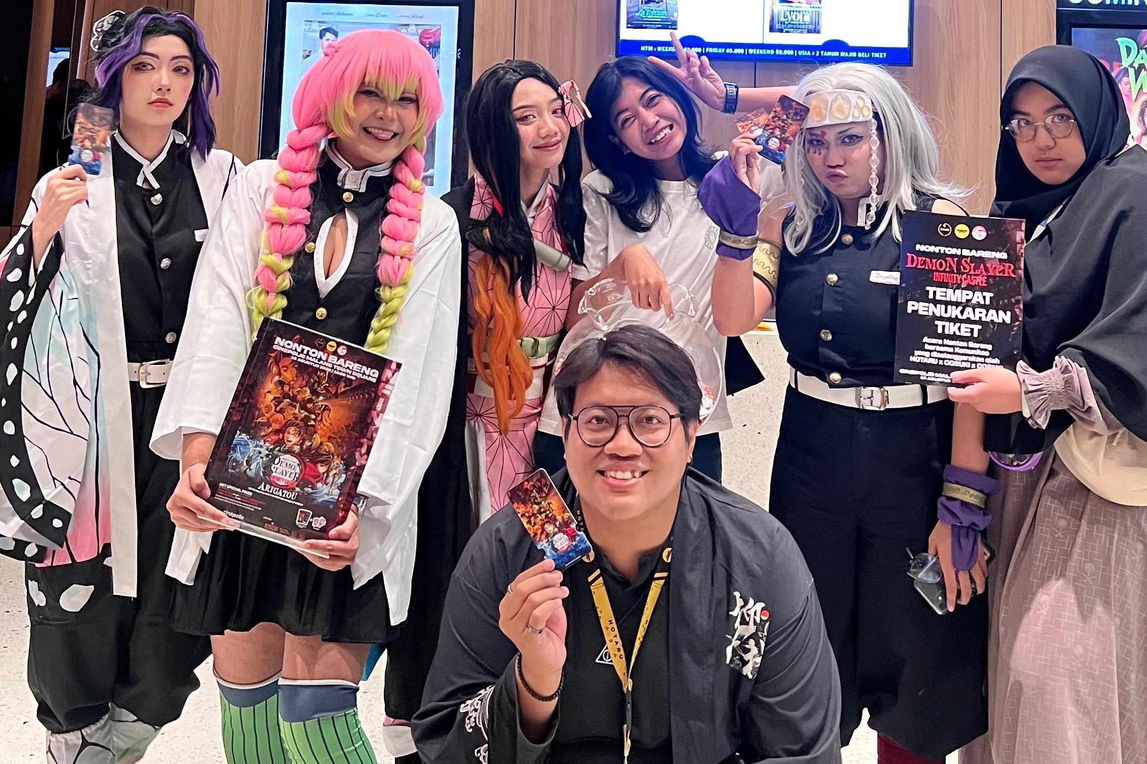 Fans Demon Slayer Kota Malang saat nobar Demon Slayer: Infinity Castle, Jumat (15/8/2025). Nonton bareng ini diadakan oleh Renata bersama EO dan komunitas di Kota Malang; Hotaru, Cosuki Malang, dan Cosmo.