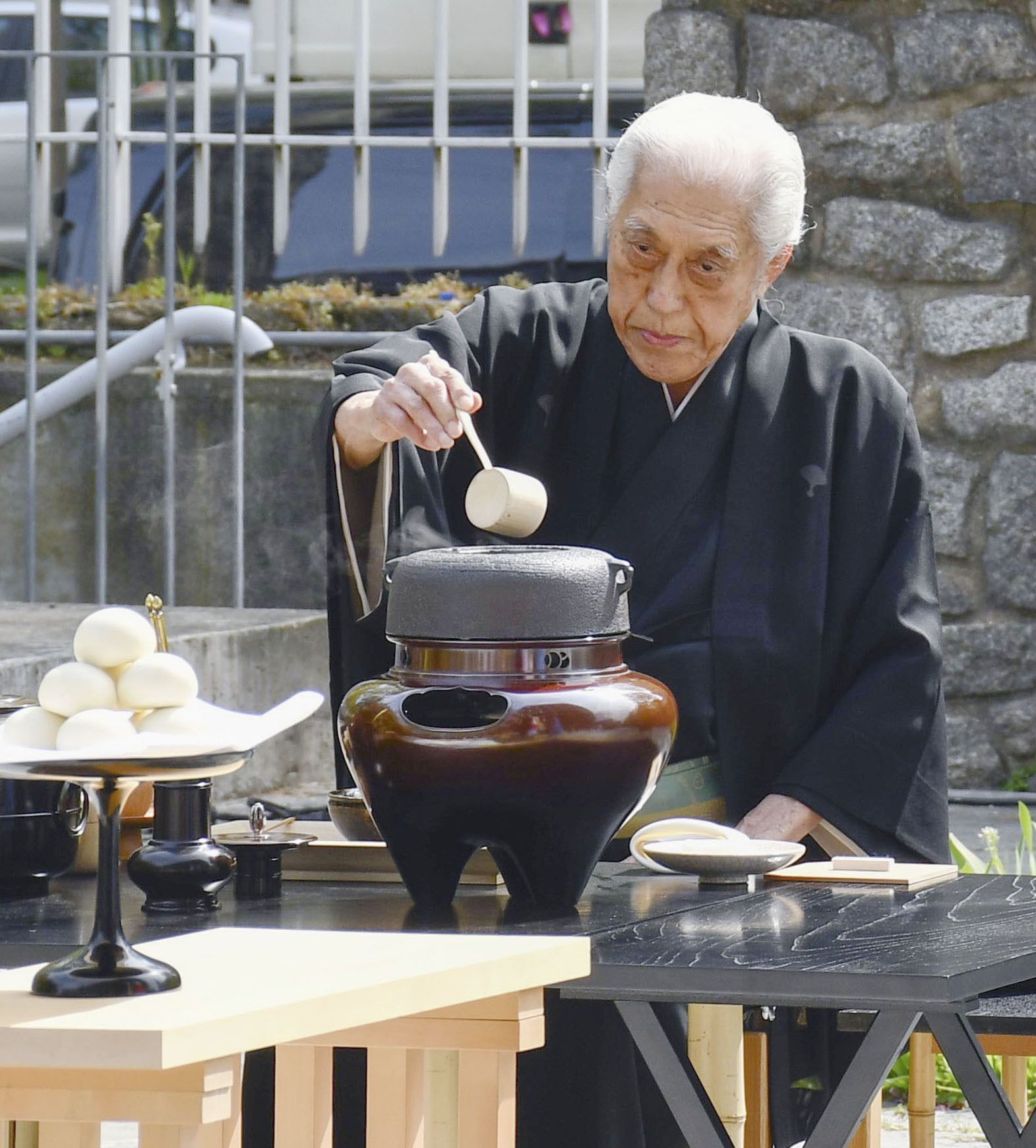 Sen Genshitsu, mantan grand master sekolah upacara teh Jepang Urasenke, menyajikan teh dalam sebuah upacara di markas besar UNESCO di Paris pada April 2019.
