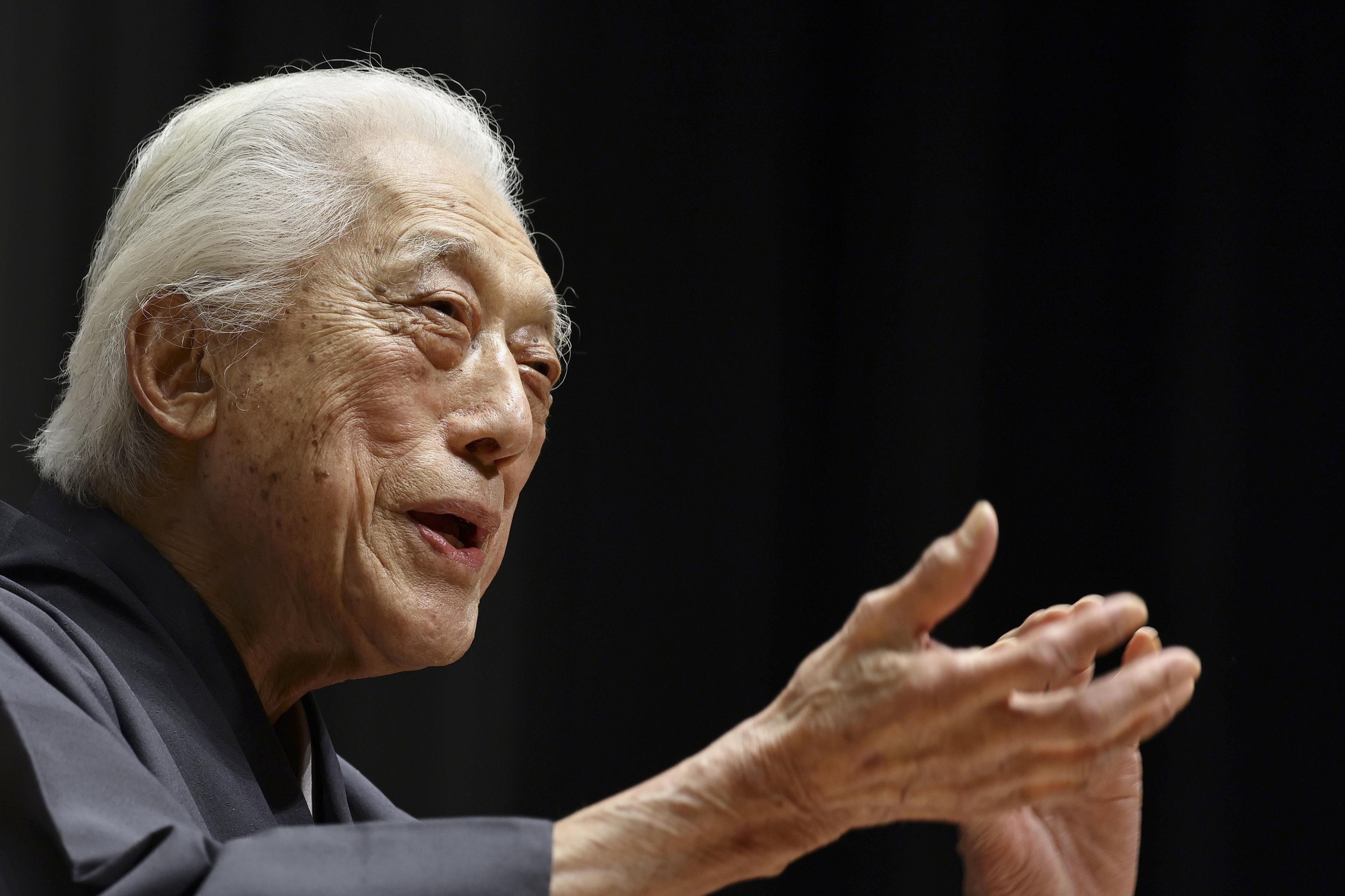 Sen Genshitsu, mantan grand master sekolah upacara teh Jepang Urasenke, memberikan kuliah di Osaka pada April 2023.