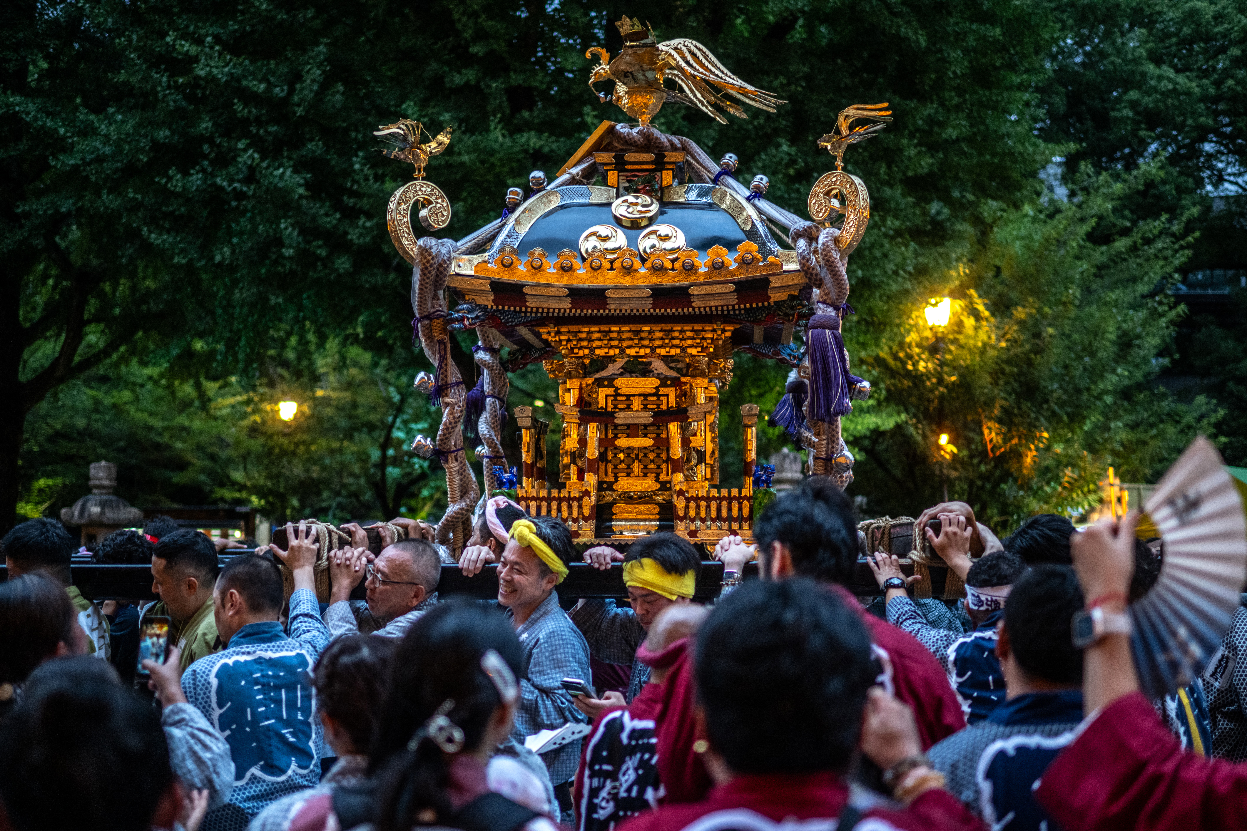 Sebuah kuil portabel atau mikoshi dibawa melewati ribuan lentera yang dipajang pada hari kedua Mitama Matsuri. Festival “obon” musim panas selama empat hari ini merupakan salah satu yang terbesar di ibu kota, berlangsung di Kuil Yasukuni, Tokyo, pada 14 Juli 2024.