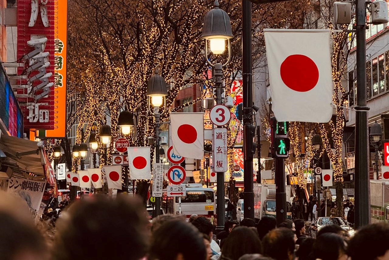 Hinomaru atau bendera Jepang di sepanjang jalan Shibuya, Tokyo, Jepang.