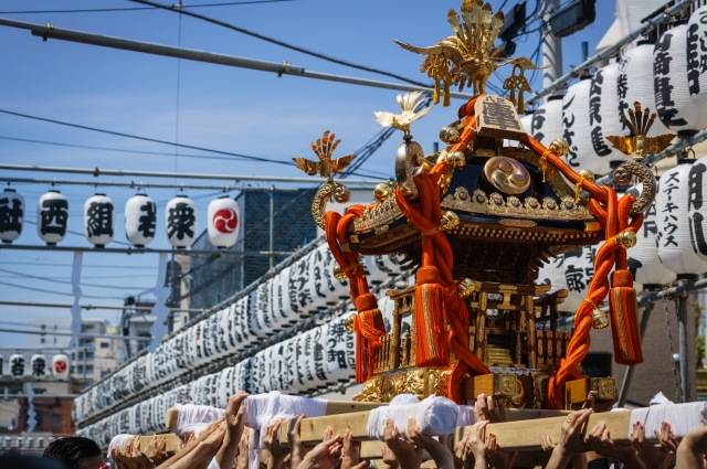 Mikoshi atau kuil portabel diarak selama festival musim panas berlangsung.