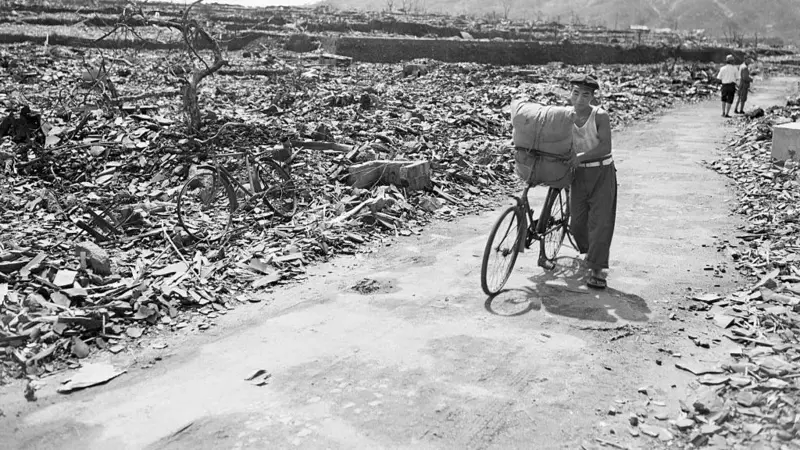 Diperkirakan setidaknya 70.000 orang tewas akibat bom atom di Nagasaki.