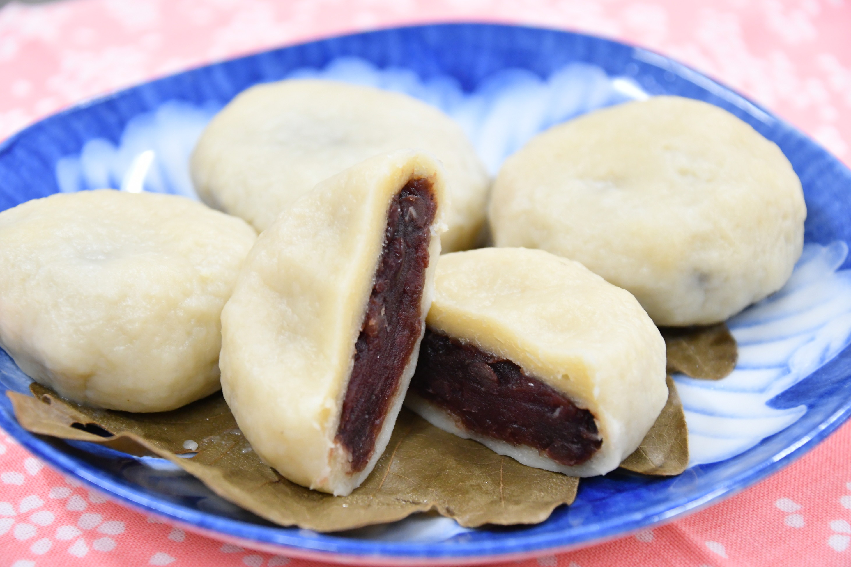 Ude manjuu, kue rebus dari tepung terigu dan berisi pasta kacang merah.