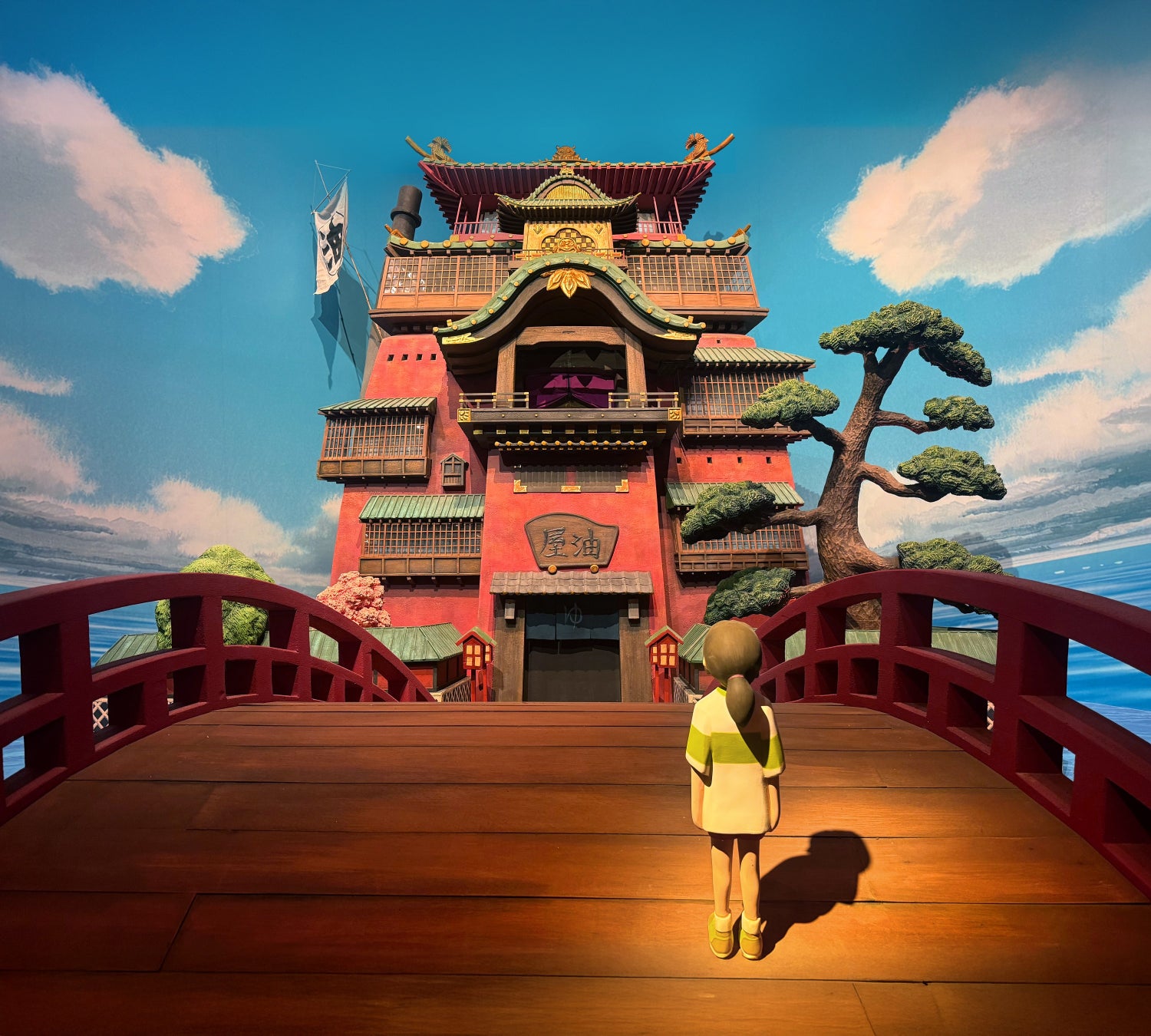 Patung 3D dari adegan film Spirited Away dari Studio Ghibli.