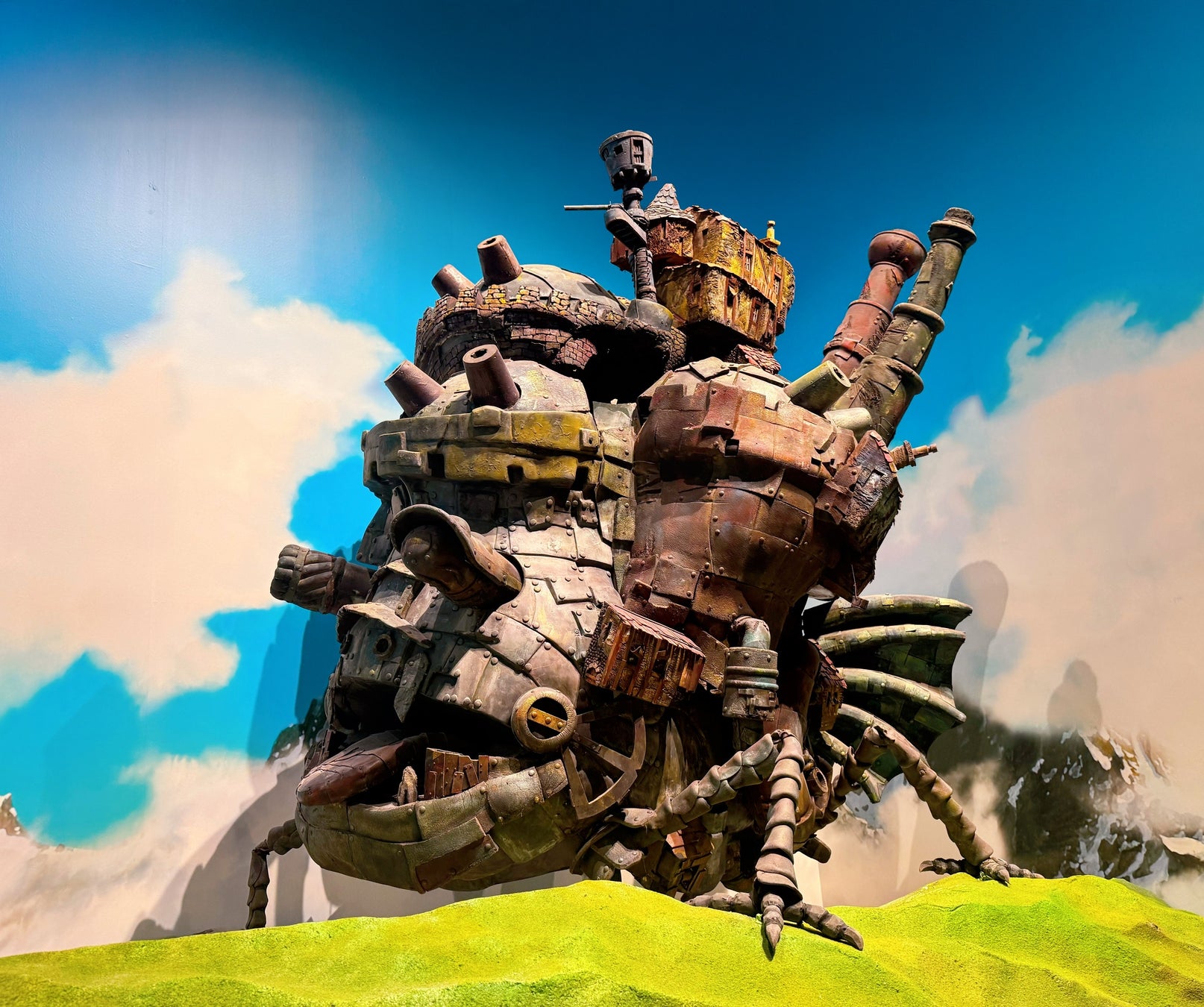 Kastil dalam film Howls Moving Castle dari Studio Ghibli.