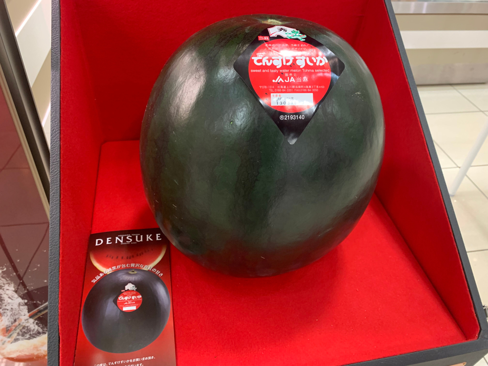 Semangka Densuke, salah satu buah termahal di Jepang.