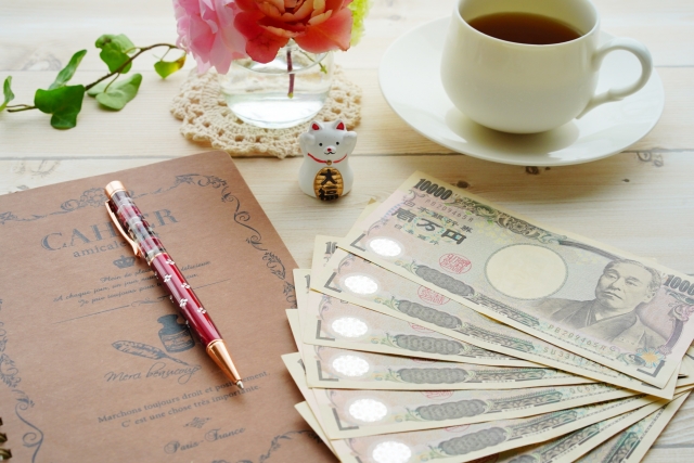 Ilustrasi beberapa lembar uang yen kertas. Gaji magang di Jepang biasanya hanya cukup untuk kebutuhan hidup sehari-hari dan susah untuk ditabung.