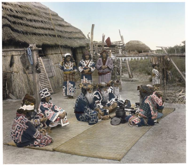 Foto berwarna orang-orang Ainu mengenakan pakaian tradisional di Pulau Hokkaido tahun 1892.