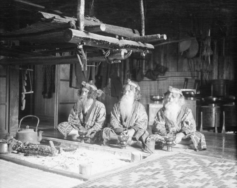 Kepala suku Ainu di Piratori, dipotret tahun 1908.