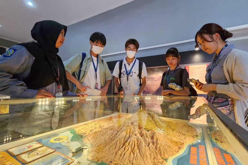 Sejumlah mahasiswa Jepang yang mengikuti program AMSEP Indonesia for Japan 2025 melihat maket Gunung Rinjani di Museum NTB, Kota Mataram, Nusa Tenggara Barat, Kamis (28/8/2025).