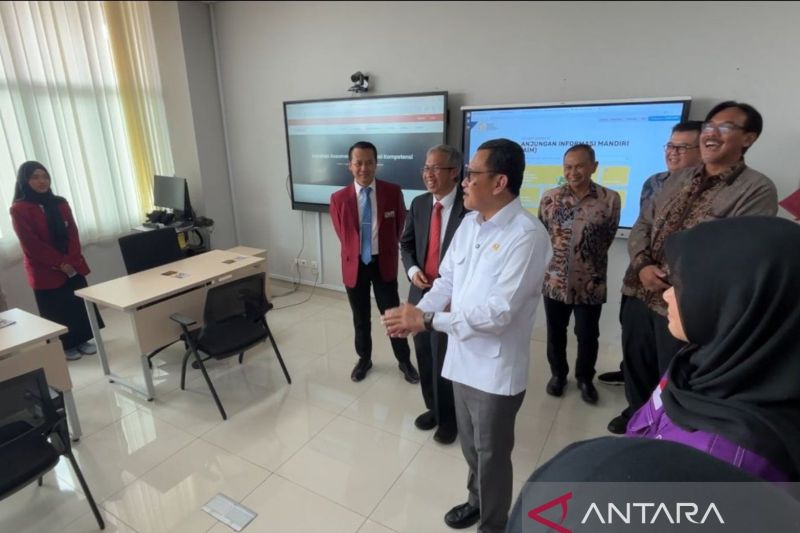Menteri Perlindungan Pekerja Migran Indonesia (P2MI) Abdul Kadir Karding, Rektor UPI Didi Sukyadi, dan jajaran meninjau Migrant Center UPI di Kampus UPI Bandung, Kamis (28/8/2025).