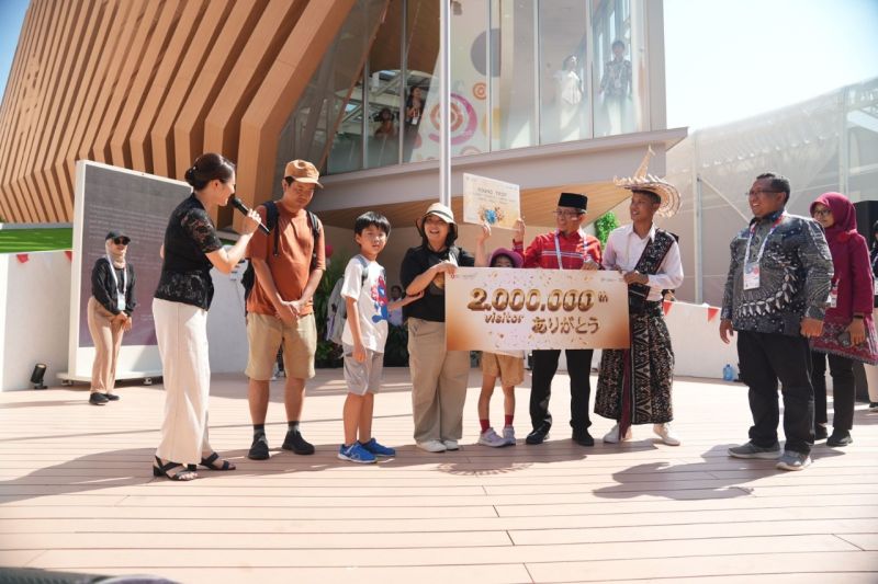 Pengunjung ke-2 juta yang datang ke Paviliun Indonesia di World Expo 2025 Osaka, Jepang, Minggu (17/8/2025).