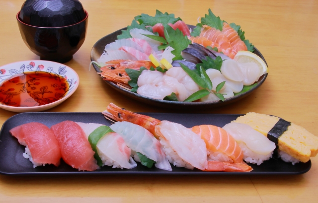 Sushi adalah nasi cuka dengan topping irisan ikan, sedangkan sashimi irisan ikan mentah tanpa nasi.