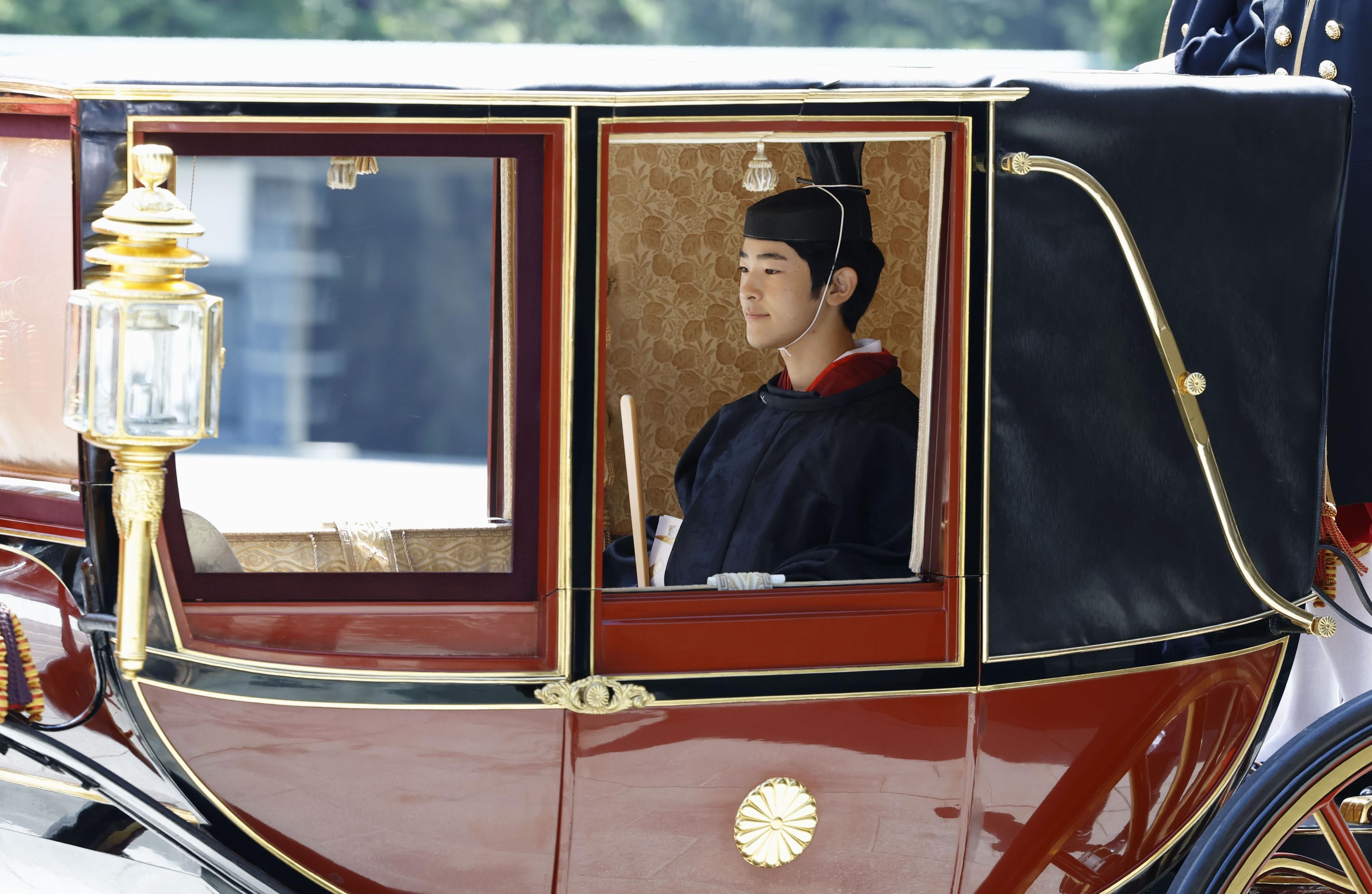 Pangeran Jepang Hisahito mengenakan pakaian seremonial dewasa berwarna hitam saat menaiki kereta kencana menuju Kuil Kekaisaran di Tokyo dalam upacara kedewasaannya pada 6 September 2025.