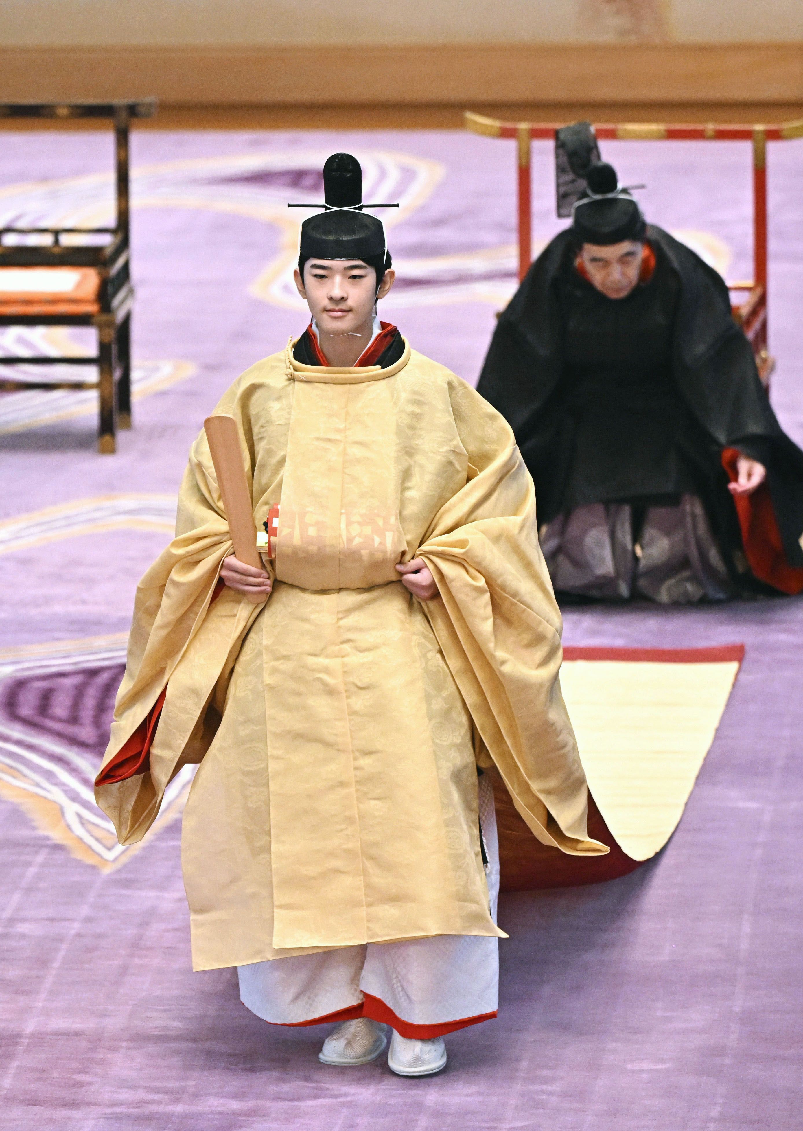Pangeran Jepang Hisahito mengenakan pakaian seremonial saat berjalan di ruang Shunju-no-Ma, Istana Kekaisaran Tokyo, pada 6 September 2025. Ia mengenakan mahkota yang dianugerahkan oleh Kaisar Naruhito dalam upacara kedewasaannya.