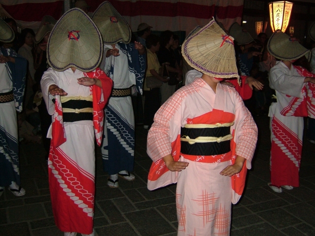 Festival musim gugur di Jepang dimeriahkan tarian tradisional.