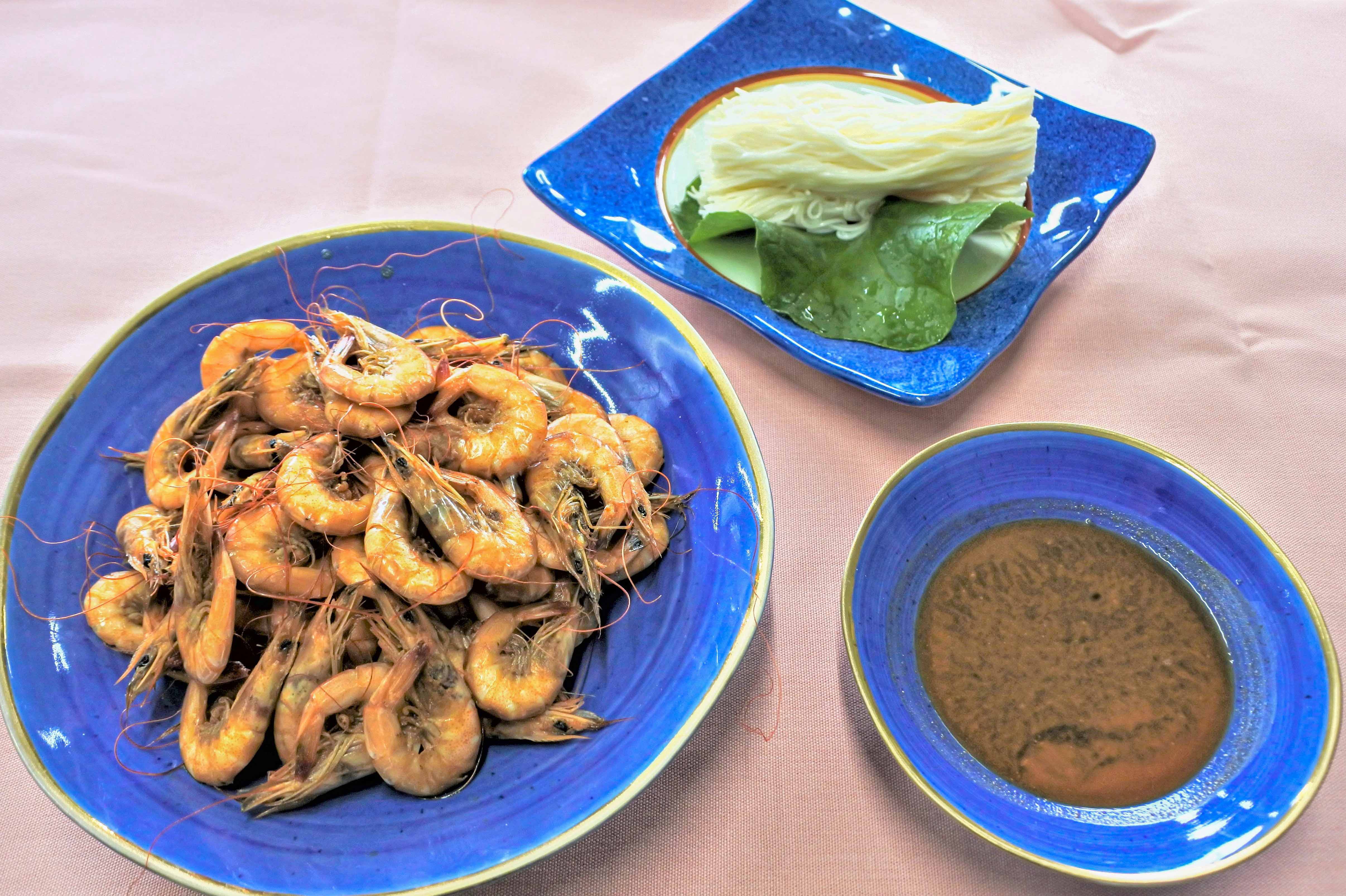 Ebizakko adalah hidangan khas Buzen, Jepang, berbahan udang kecil segar bercangkang lunak.