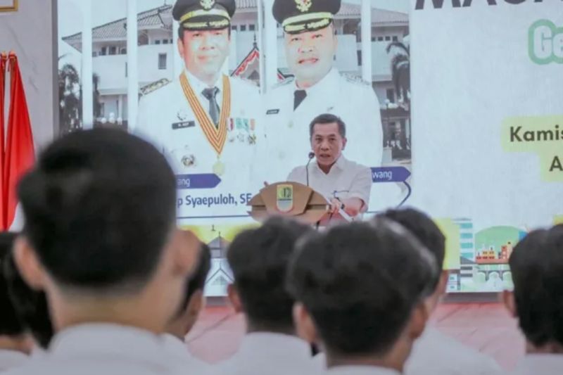 Bupati Karawang Aep Syaepuloh saat memberi sambutan kepada peserta Pembekalan Seleksi Magang Jepang Gelombang 2 di Karawang, Kamis (11/9/2025). 