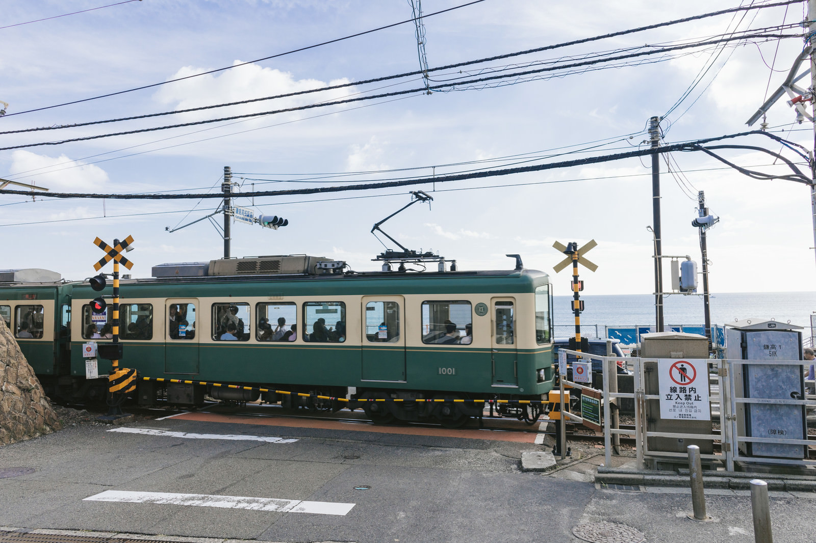 Rel kereta Enoden di Kamakura, Jepang, yang terkenal berkat adegan anime.