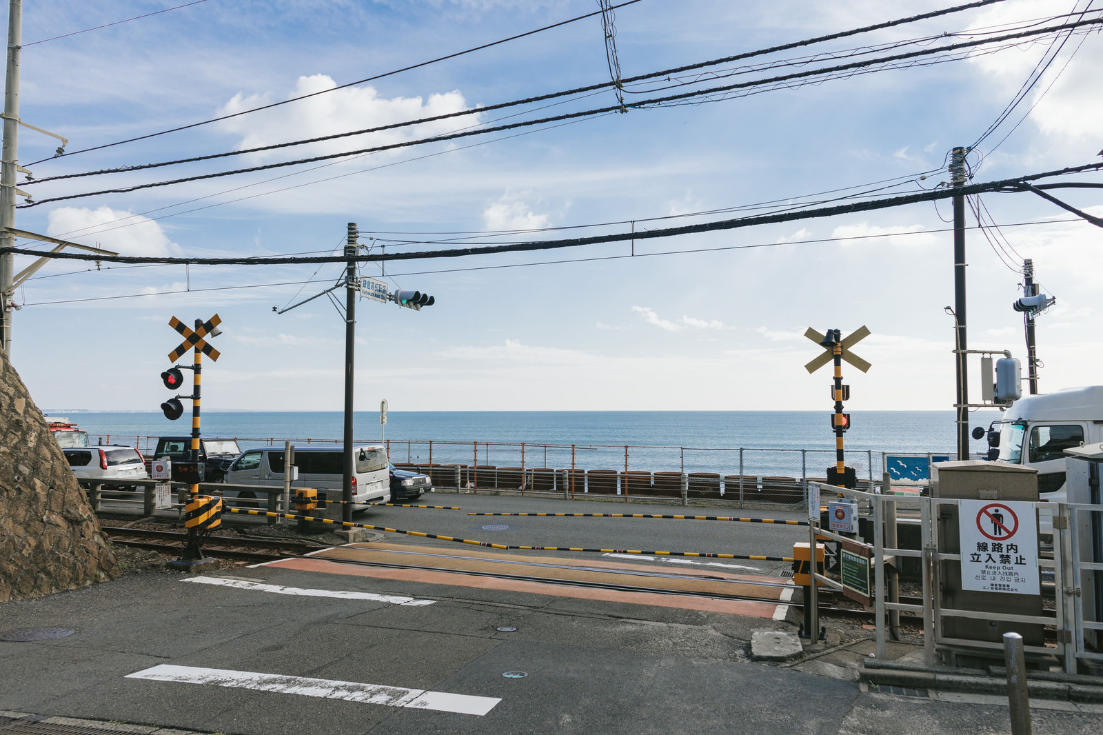 Rel kereta Enoden di Kamakura, Jepang, yang terkenal berkat adegan anime.