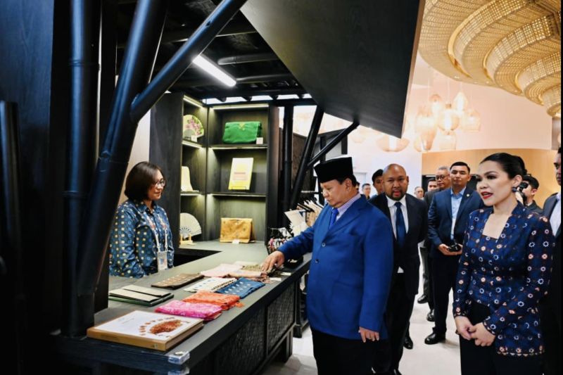Presiden RI Prabowo Subianto saat meninjau Paviliun Indonesia di Expo 2025 Osaka, Jepang, Sabtu (20/9/2025).