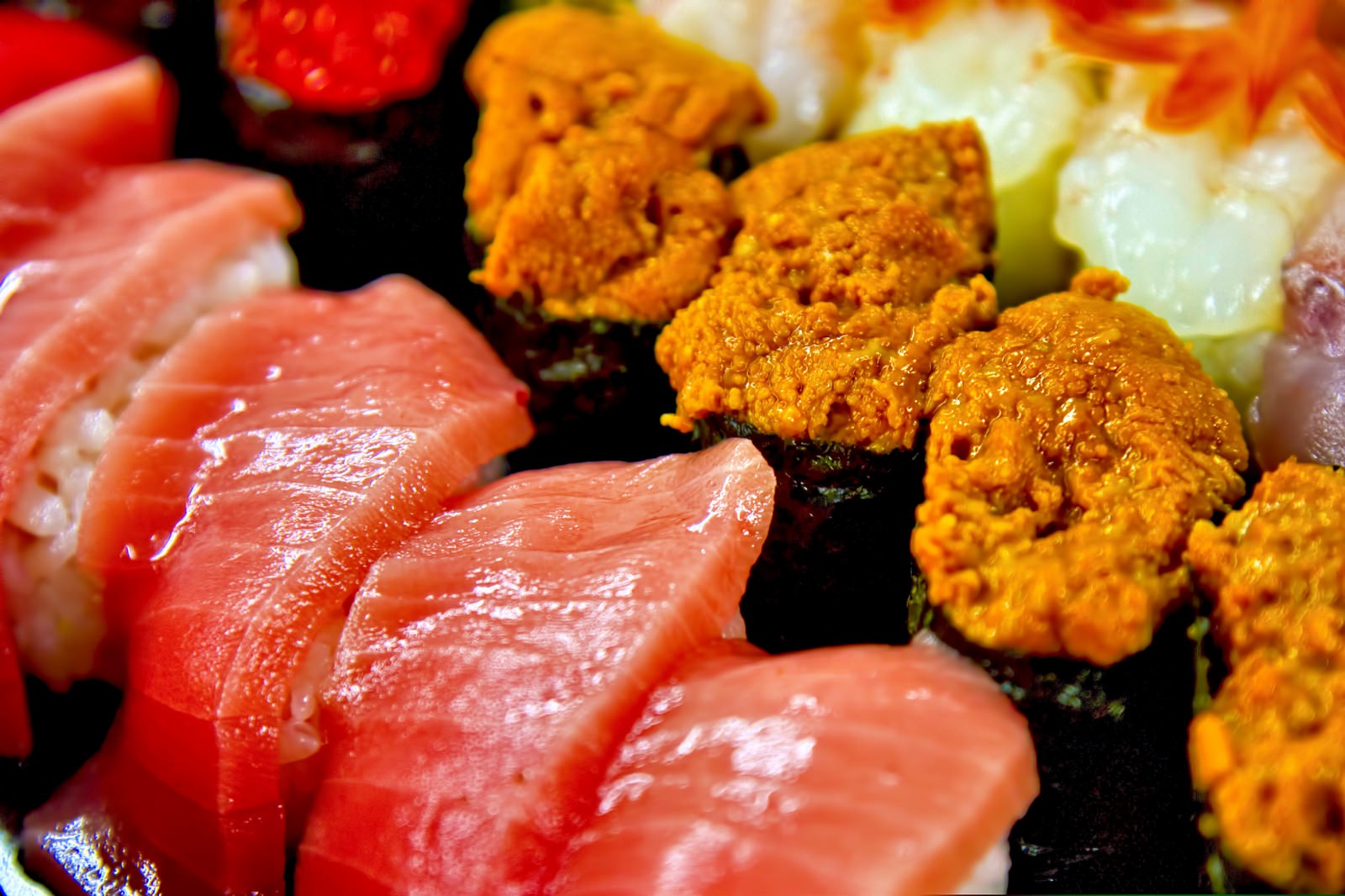 Sushi uni atau bulu babi dan sushi tuna. Musim panas ekstrem membuat tangkapan uni menurun dan harganya jadi mahal, tembus Rp 2 juta per mangkuk.