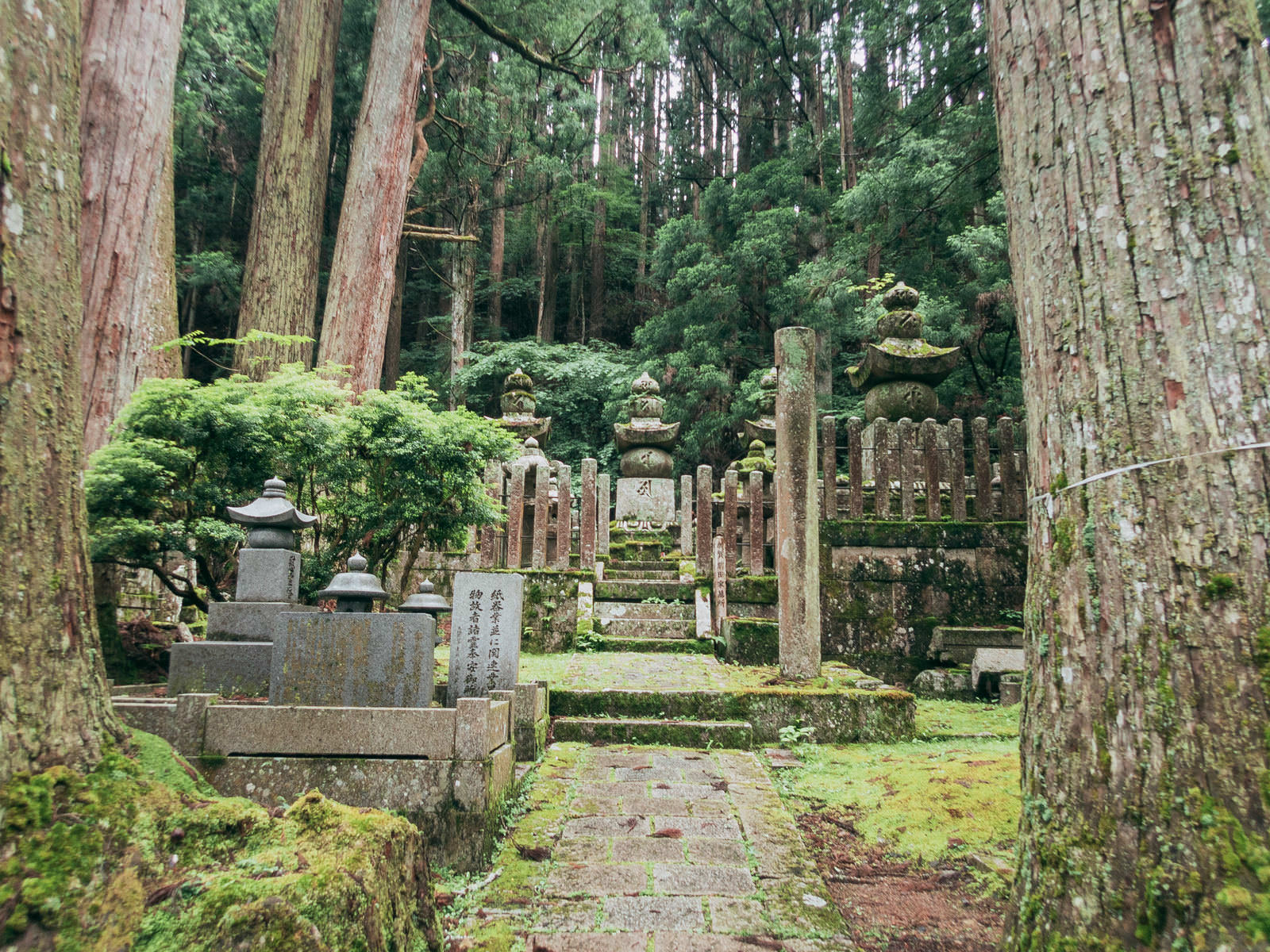 Ilustrasi makam di Jepang. Orang Jepang ziarah ke makam keluarga dalam tradisi ohigan saat ekuinoks musim gugur pada September.