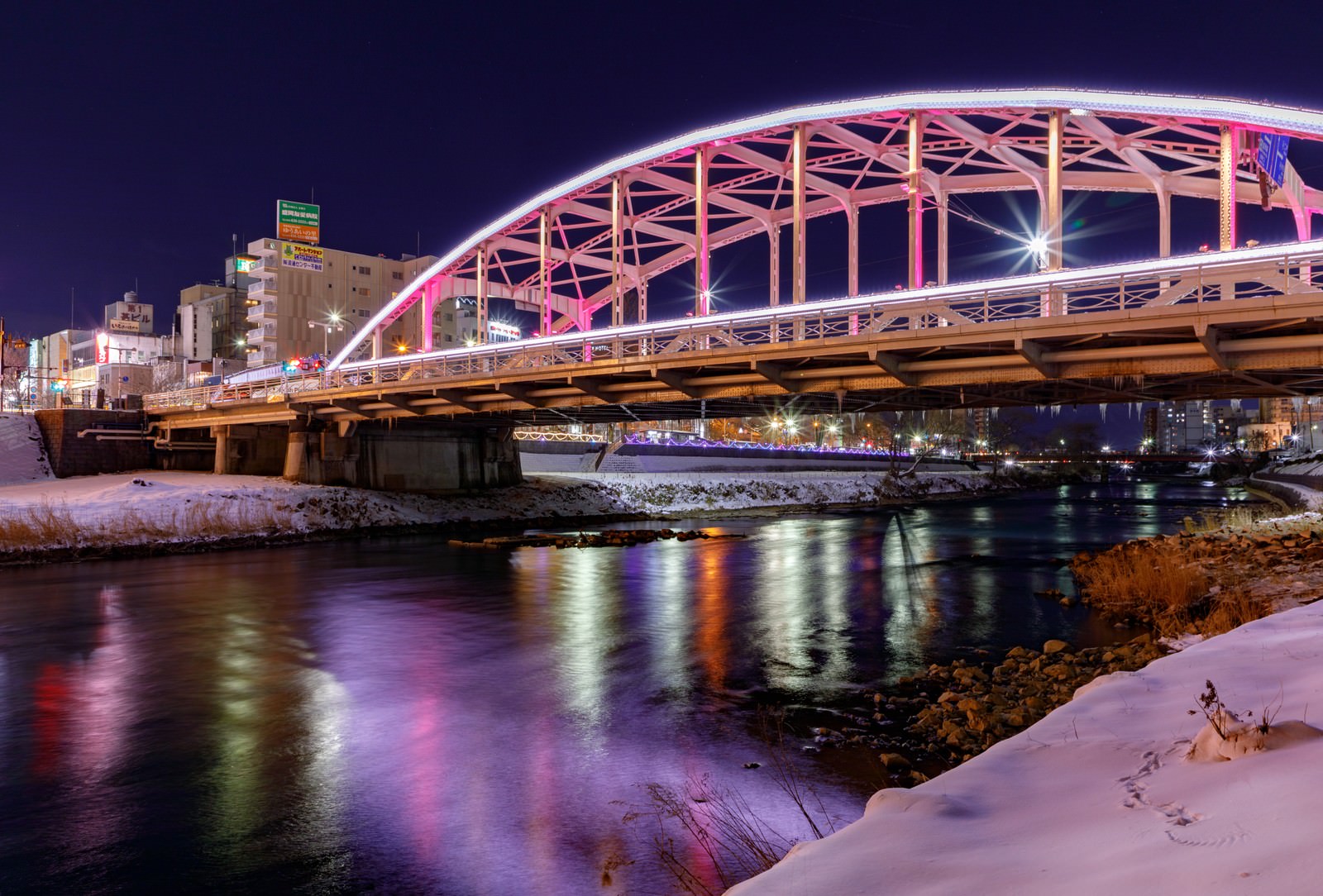 Iluminasi cahaya di jembatan Kaiun, Kota Morioka, Jepang.