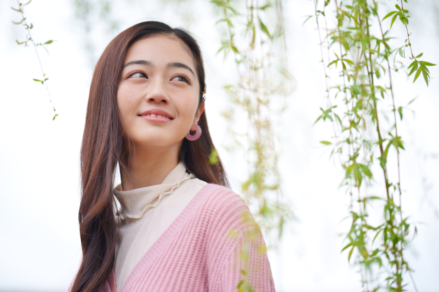 Pakai kardigan tipis saat cuaca sejuk di Jepang.