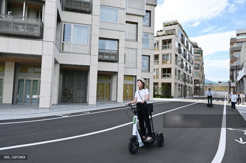 Sebuah kendaraan listrik kecil beroda tiga melintas di kawasan Woven City milik Toyota Motor Corporation di Kota Susono, Prefektur Shizuoka, (25/9/2025). Produsen mobil terlaris Toyota meresmikan desa berteknologi tinggi baru di Jepang, sebagai proyek eksperimental untuk menguji kendaraan otonom dan berbagai inovasi futuristik.