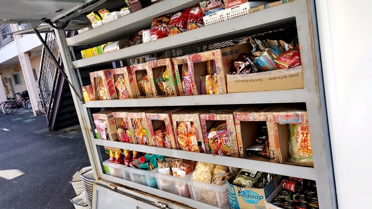 Toko halal keliling Sari Alam Mas Taufik di Nagoya, Jepang. Toko halal keliling ini menjual berbagai kebutuhan harian halal seperti makanan kemasan sampai daging serta makanan jadi.