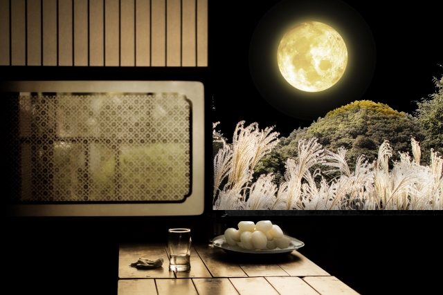 Warga Jepang merayakan Otsukimi dengan menikmati cahaya bulan purnama di awal musim gugur.