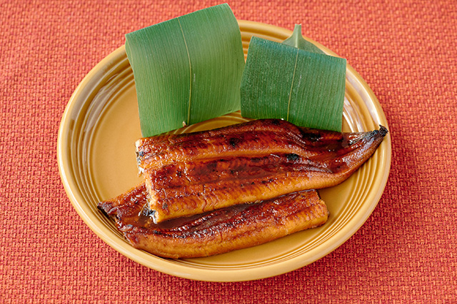 Belut panggang khas Danau Kasumigaura disajikan dengan saus manis gurih sebagai hidangan tradisional Jepang.