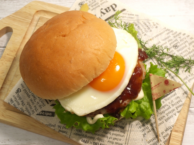 Burger musiman Jepang dengan telur mata sapi disajikan sebagai simbol datangnya musim gugur.