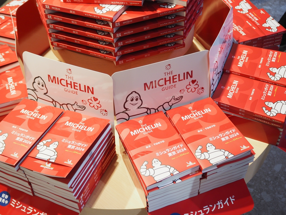 Tampilan MICHELIN Guide Tokyo 2024 di sebuah toko buku Kinokuniya di kawasan Shinjuku, Tokyo.