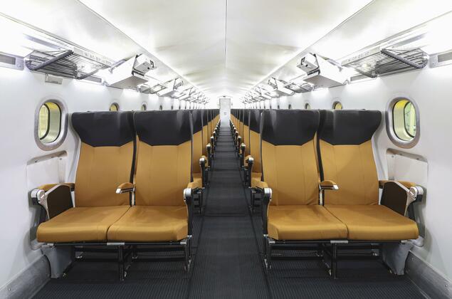 Kereta supercepat uji coba M10 yang kursinya tak bisa direbahkan (non-reclining seat).