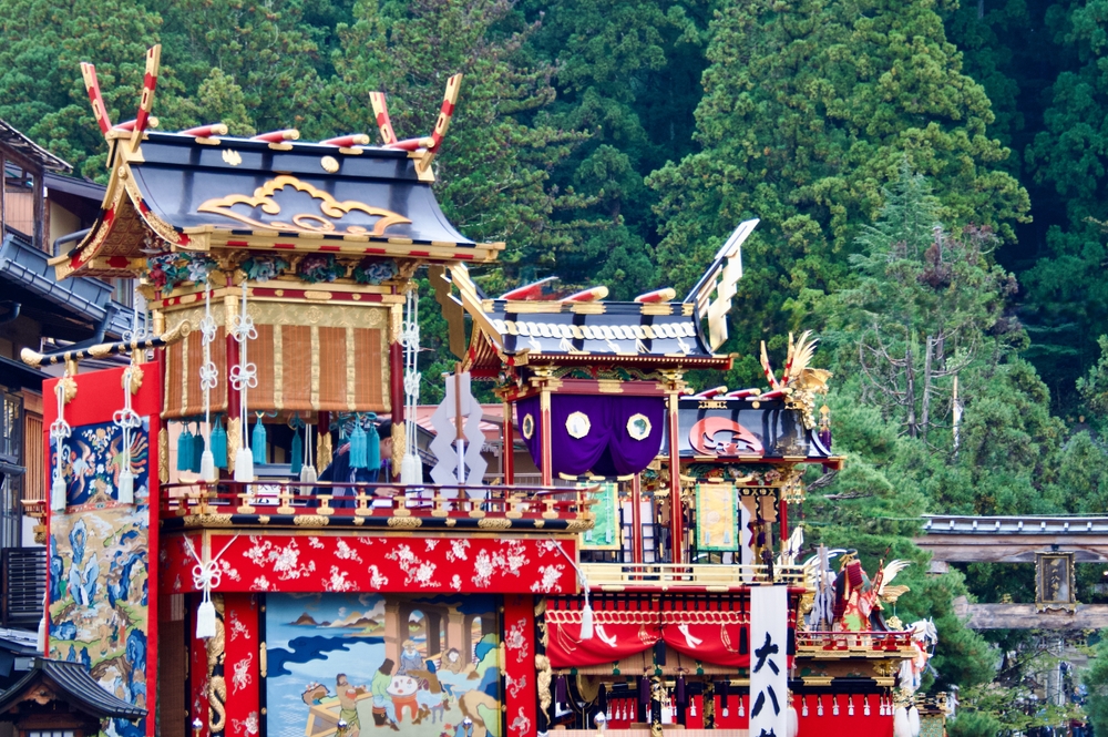 Festival Musim Gugur Hachiman Matsuri di Kuil Sakurayama Hachiman, menampilkan arak-arakan kereta hias yang indah dan dibuat dengan tangan melintasi jalanan Takayama. (9/10/2024)
