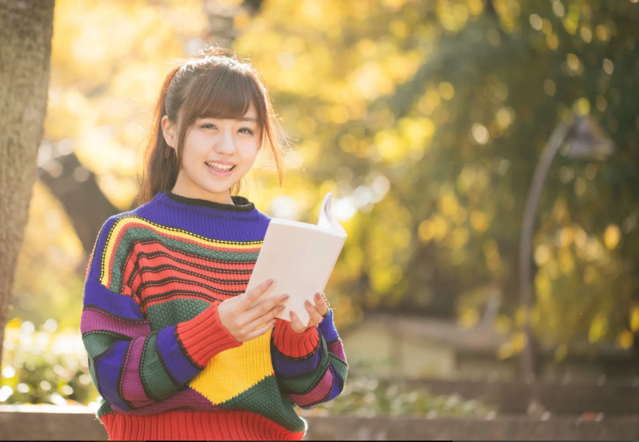 Pakailah sweater saat cuaca mulai sejuk di Jepang.