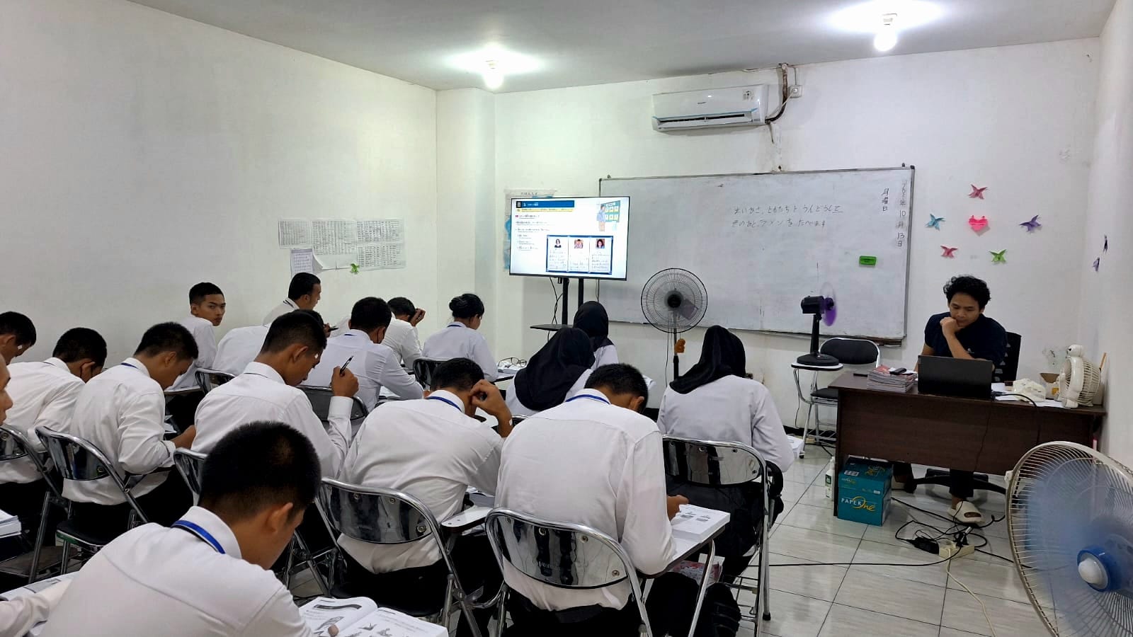 Suasana peserta pelatihan magang Jepang kelas reguler saat mengikuti pelajaran Bahasa Jepang oleh sensei (guru) di LPK Fujisan.