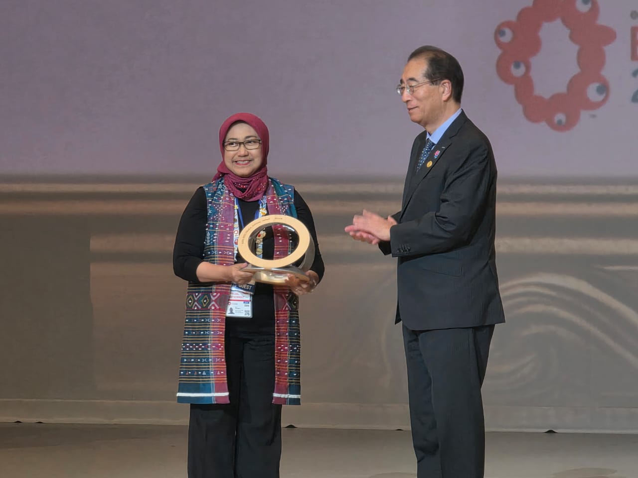 Deputi Bidang Ekonomi & Transformasi Digital, Dr. Vivi Yulaswati, M.Sc. saat menerima penghargaan Silver Award mewakili Pavilion Indonesia di Expo 2025 Osaka, Jepang.
