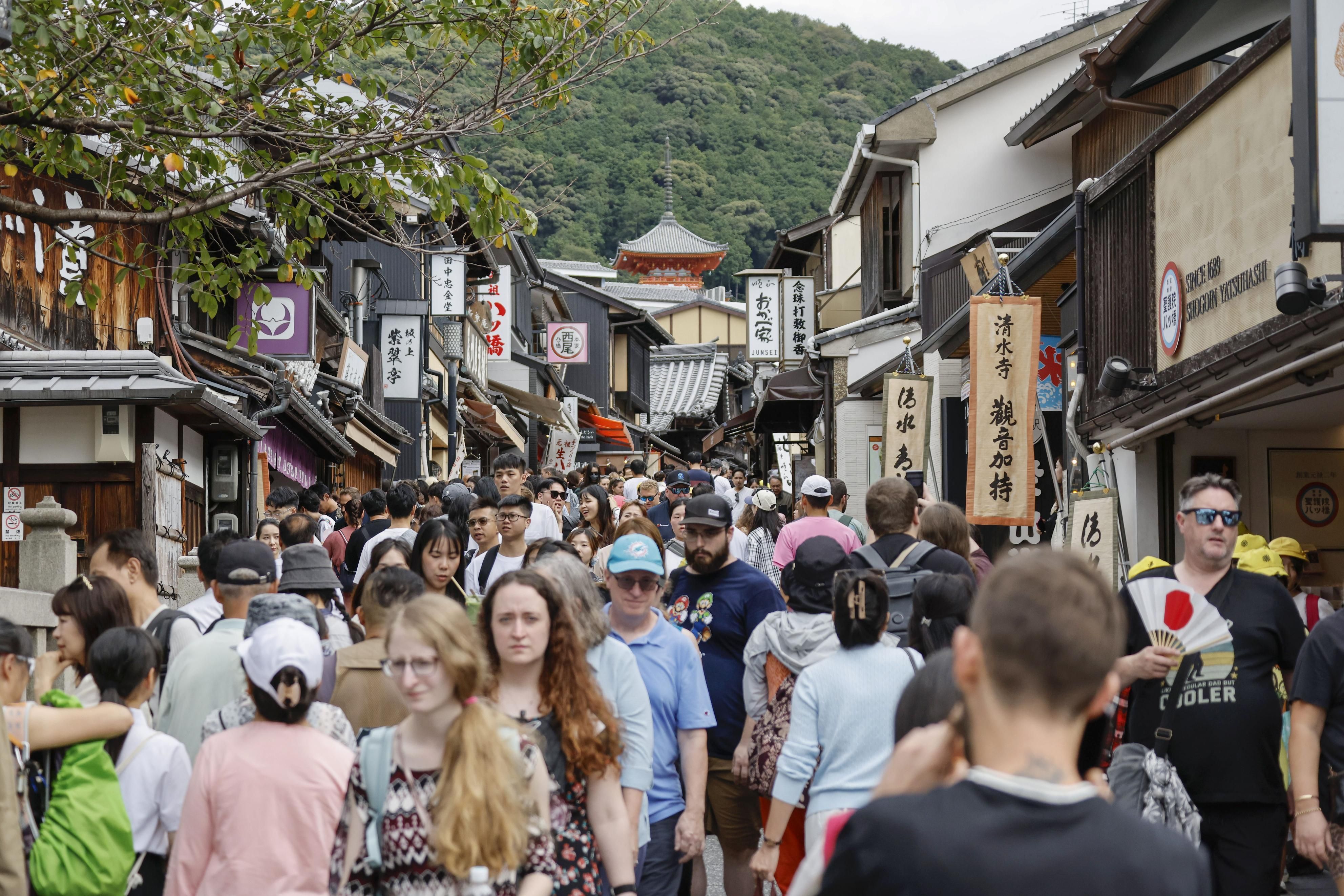 Sebuah jalan di Kyoto dipadati wisatawan asing pada 15 Oktober 2025.