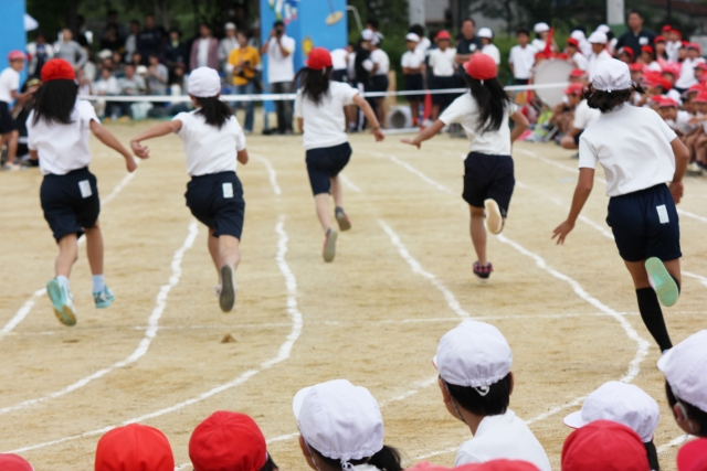 Kompetisi lari di sekolah Jepang biasanya dilakukan saat musim gugur.