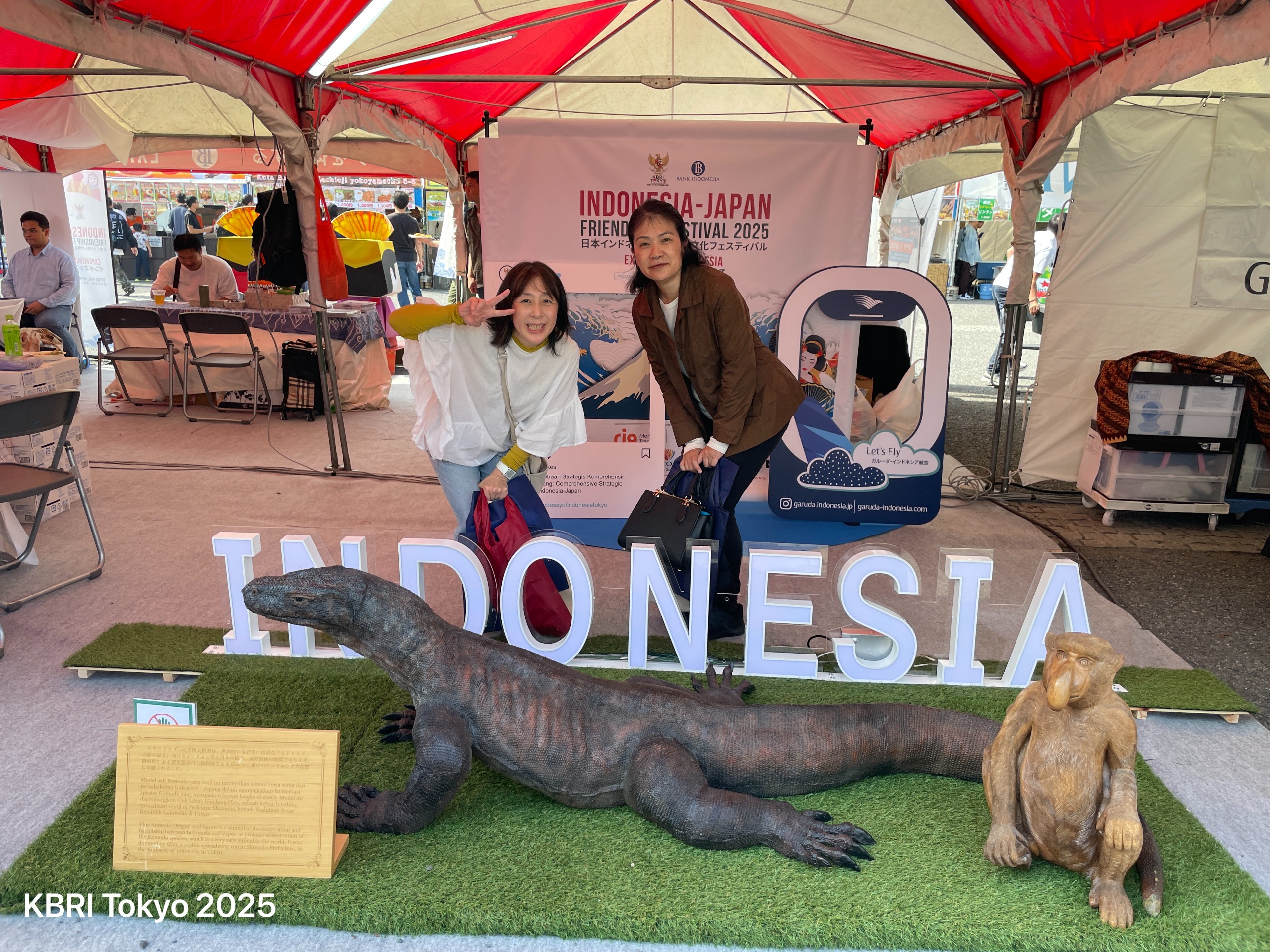 Pengunjung bisa berfoto dengan patung komodo di Indonesia Japan Friendship Festival 2025 di Tokyo.