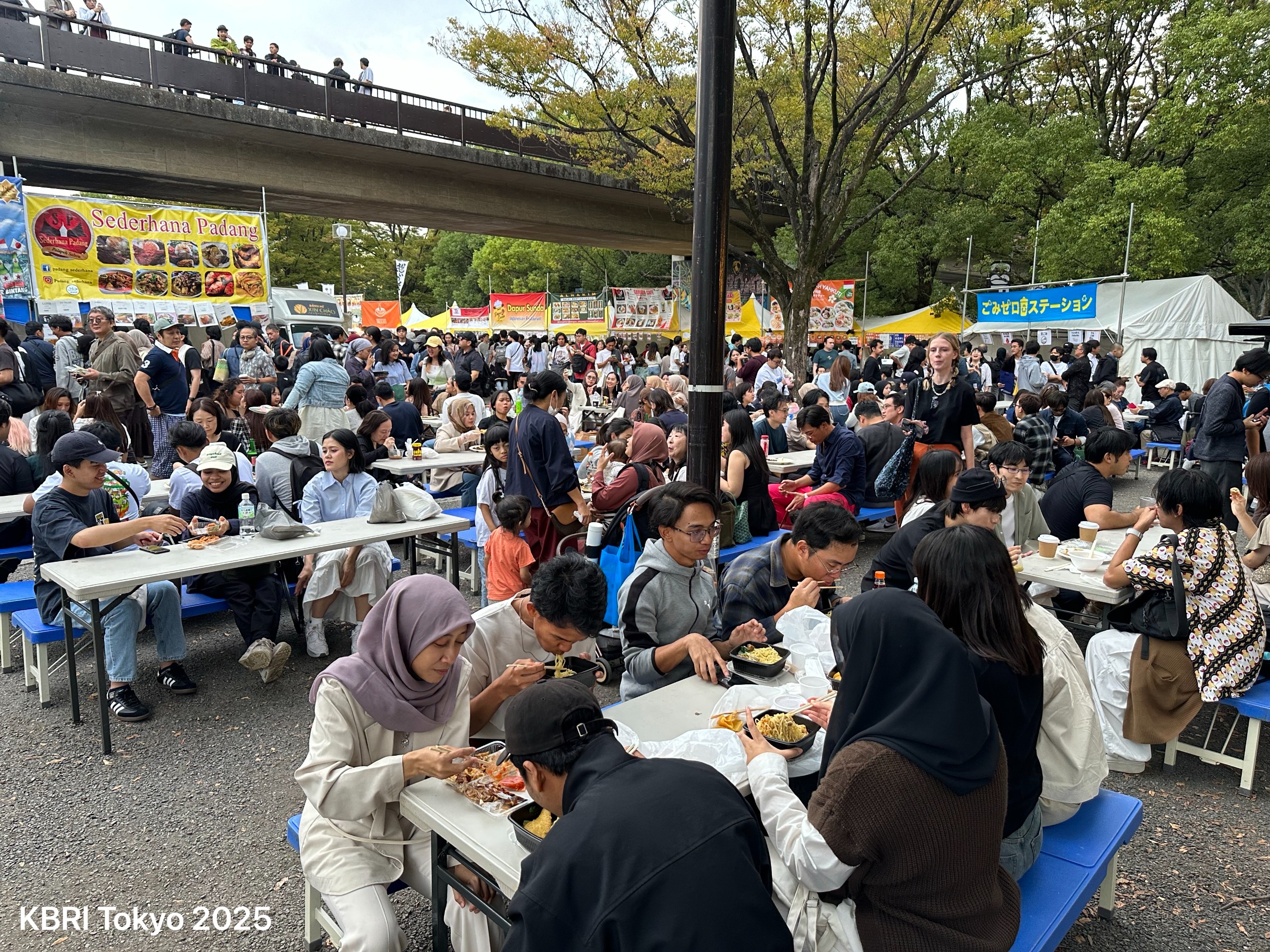 Pengunjung memadati area Indonesia Japan Friendship Festival 2025 di Tokyo.