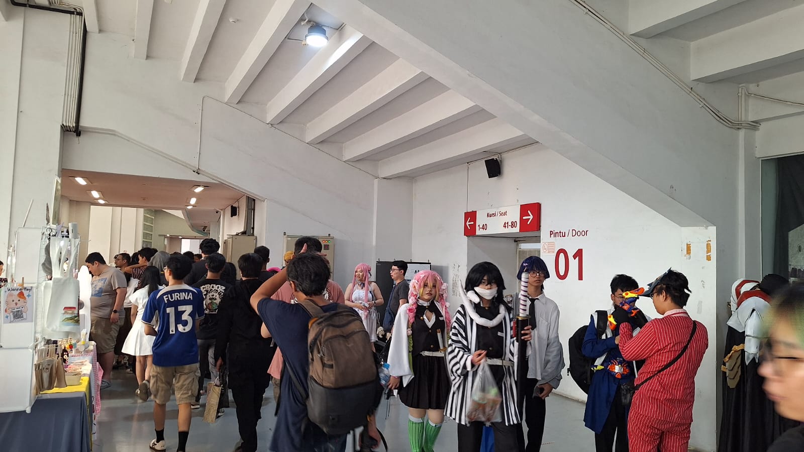 Beberapa cosplayer memenuhi venue event, terlihat ada beberapa karakter dari anime Kimetsu no Yaiba pada acara Cosplay Mega Expo 2025 di stadion utama GBK.  