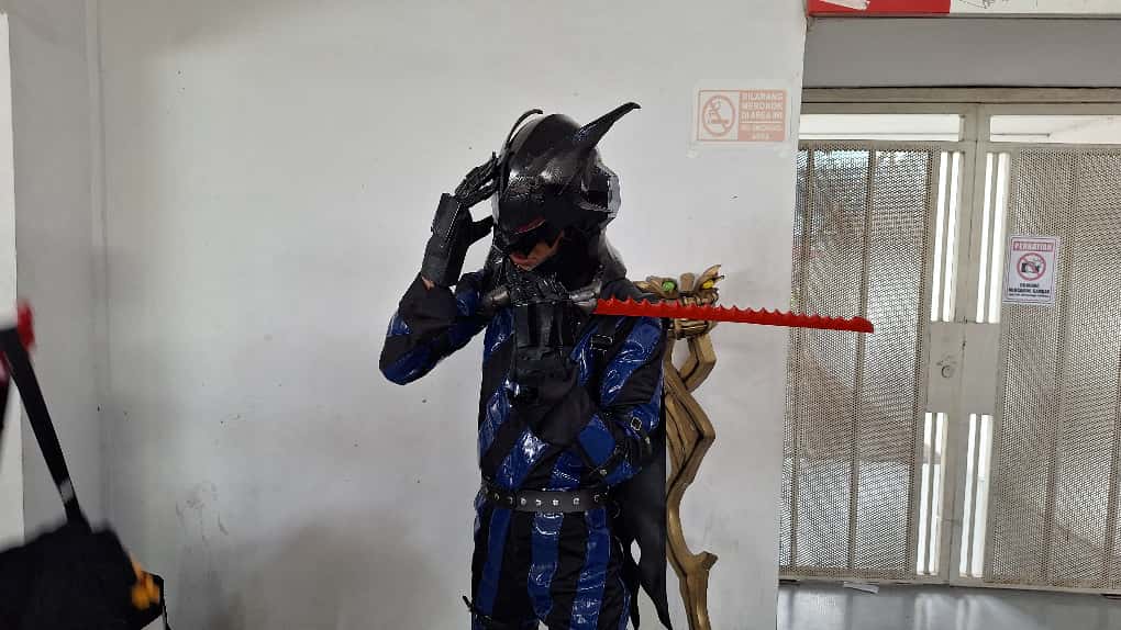 Agung (19) asal Tangerang yang cosplay menjadi karakter Crow dari game Persona 5.