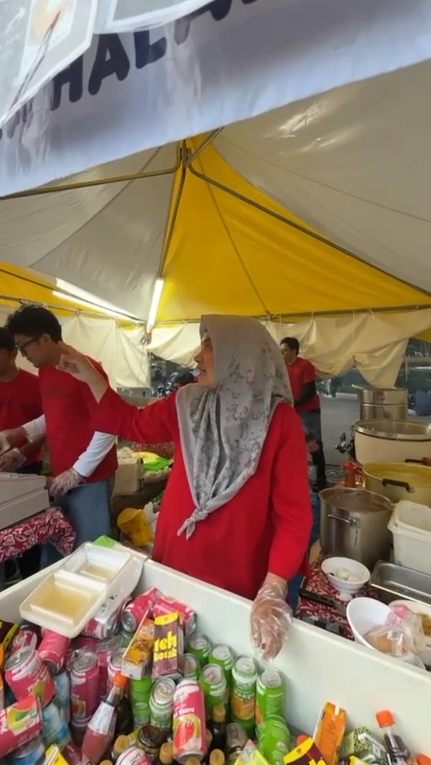 Vivi, salah satu penjual makanan Indonesia di Indonesia Japan Friendship Festival 2025 di Taman Yoyogi, Tokyo, Jepang. (18/10/2025)