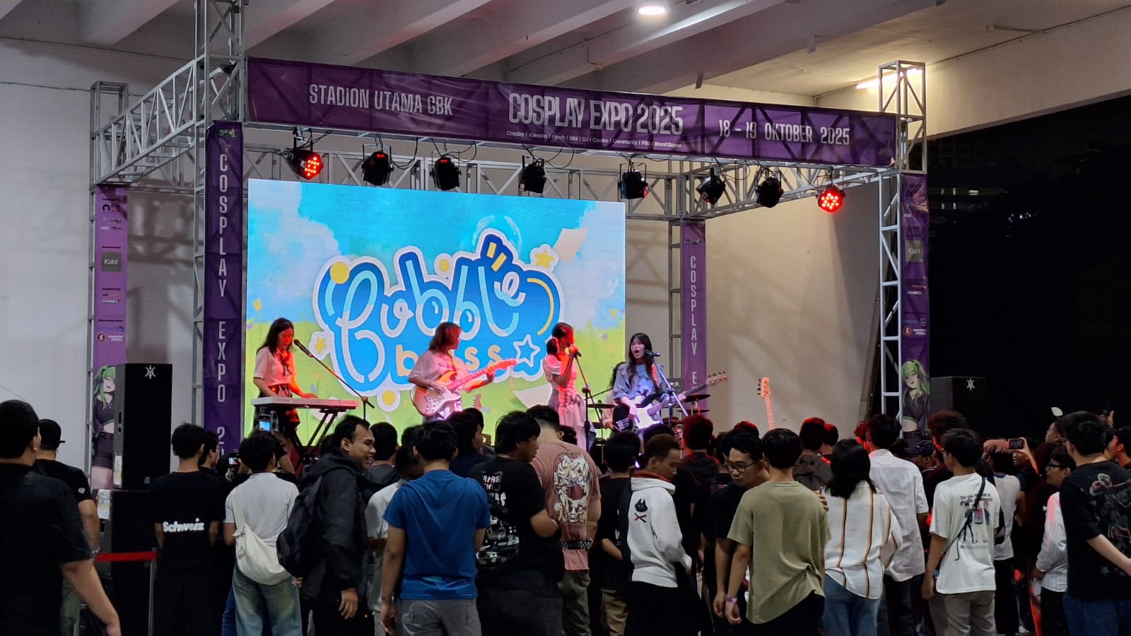 Penampilan salah satu band beranggotakan perempuan yang ikut memeriahkan acara Cosplay Mega Expo 2025 di Stadion utama GBK pada Minggu (19/10/2025).