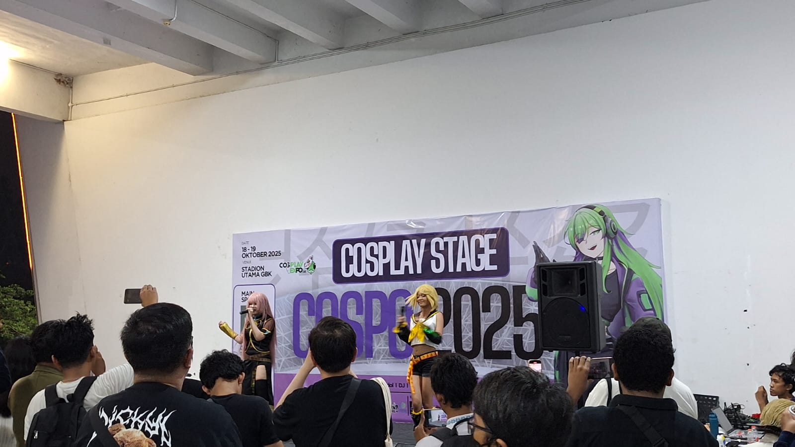 Penampilan dua cosplayer perempuan di Cosplay Stage dalam acara Cosplay Mega Expo 2025 di Stadion utama GBK pada Minggu (19/10/2025).